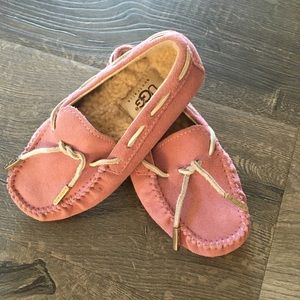 Adorable Ugg kids Dakota pink moccasins 🥰